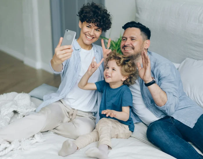 familia-na-cama-scaled familia-na-cama-scaled