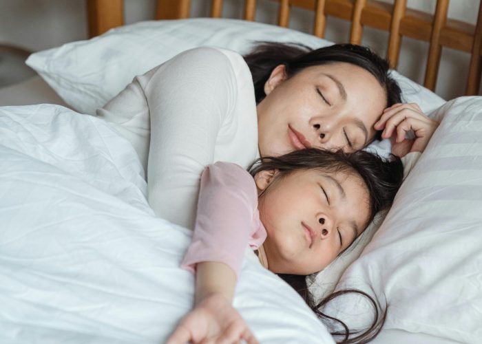 mãe e filha a dormir mãe e filha a dormir