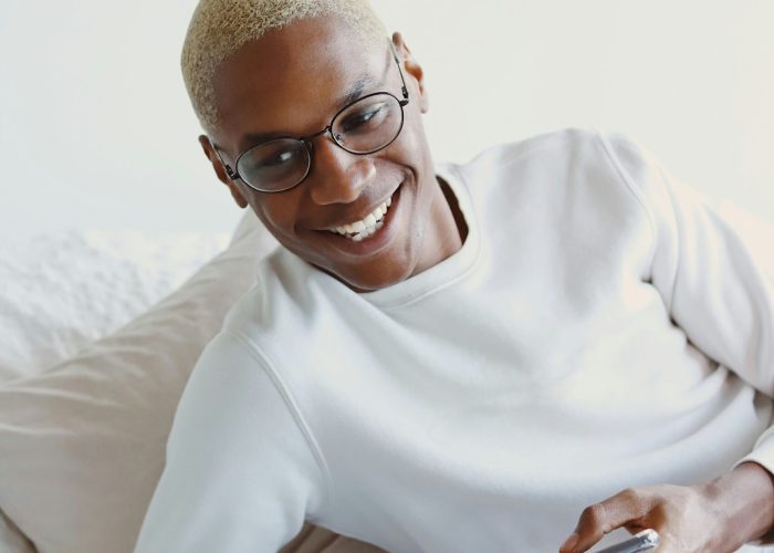 sorrir na cama homem sorrir na cama homem